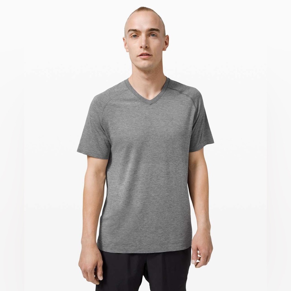 Lululemon Menโs Metal Vent Tech Short Sleeve V 2.0
Slate / White Grey Size XL